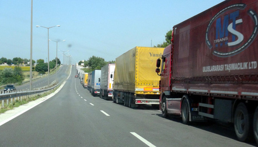 Hamzabeyli ve Kapıkulede tır kuyrukları uzuyor