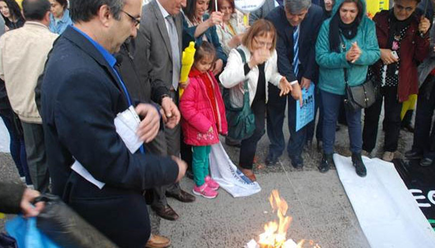 Öğretmenler bordro yaktı