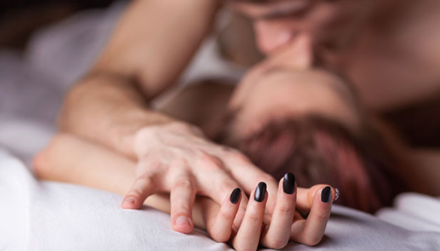 Akıllı seks oyuncağı doğrudan yatağa girdi