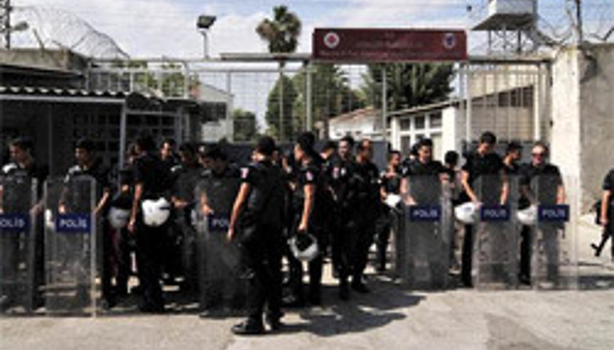 Cezaevi önü eyleminde kapı krizi