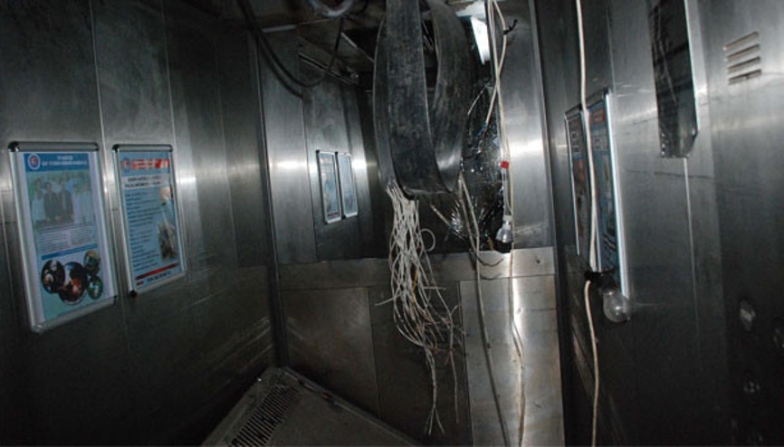 Hastane asansörü 3 kat düştü