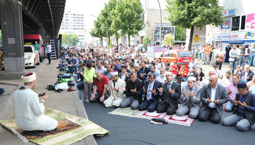Berlindeki Mevlana Camiinin önünde cuma namazı