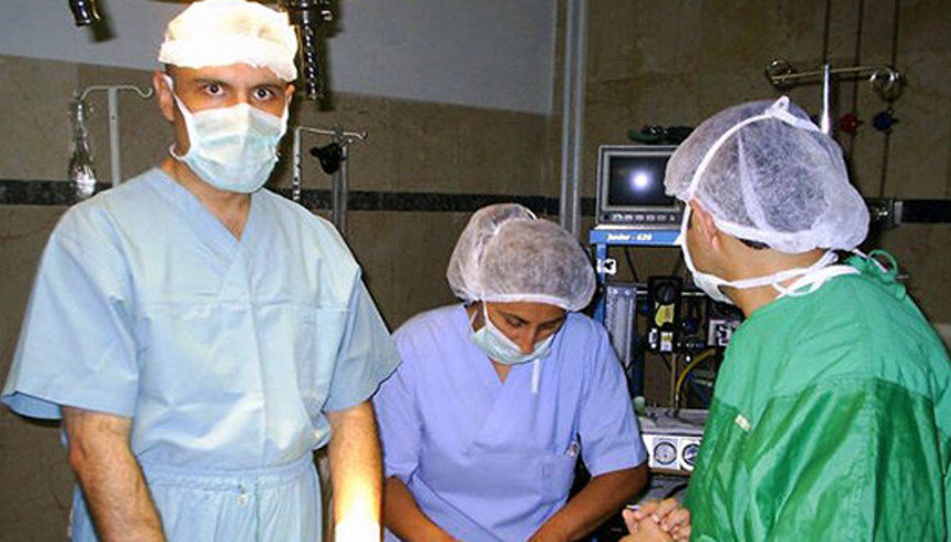 Turhan Çömez İngilterede sünnetçi oldu