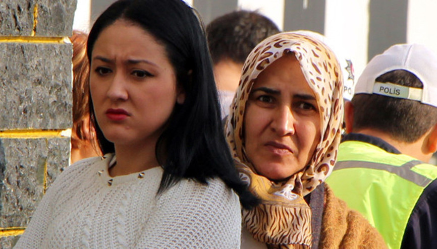 Kaldırıma çıkan otomobilin altında can verdi