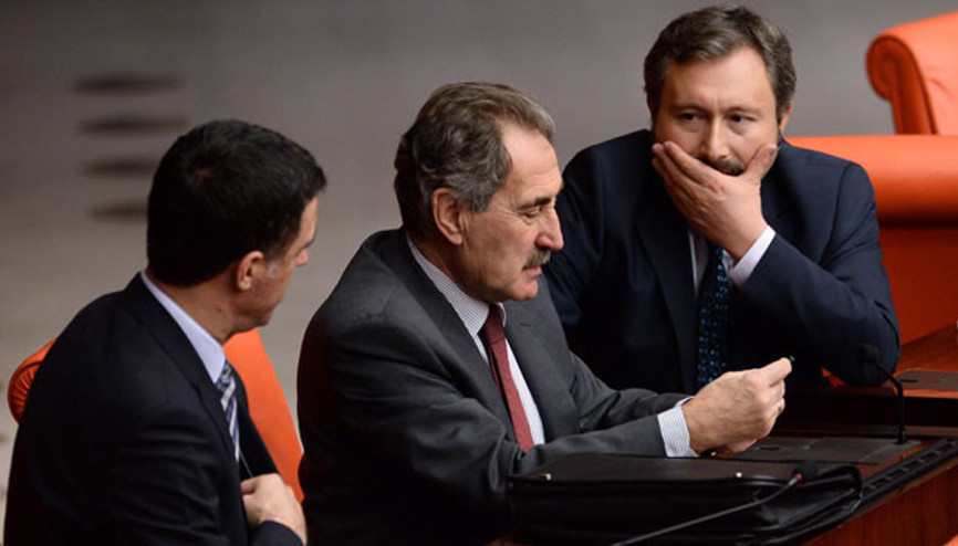 AK Partiden istifa eden 3 vekilden tahliye tepkisi