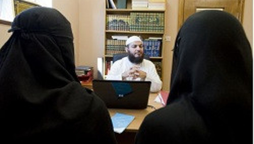 İngilterede imamlar 14 yaşındaki kız çocuklara nikah kıyacaktı