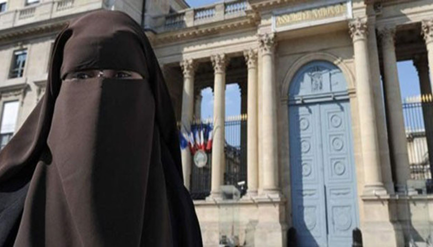 Fransada Müslüman kadının yurt dışı yasağı bozuldu