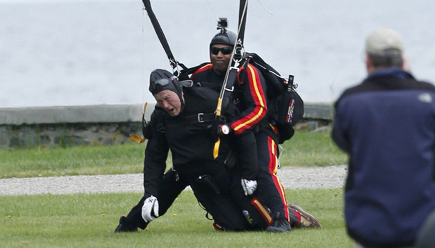 Baba Bush 90ıncı yaşını paraşütle atlayarak kutladı