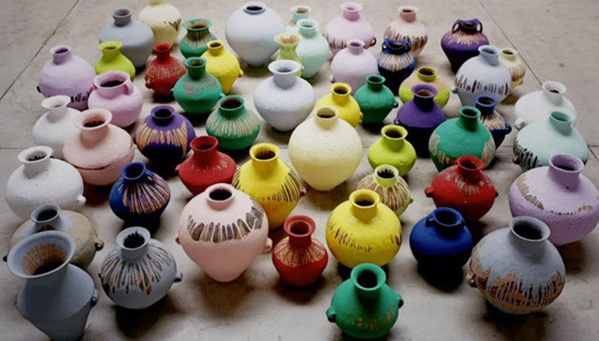 Ai Weiweinin vazosunu protesto için kırdı