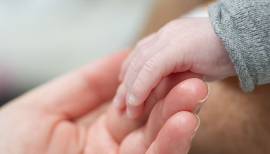 İşitme engelli bebek koruyucu aileyle konuşmaya başladı