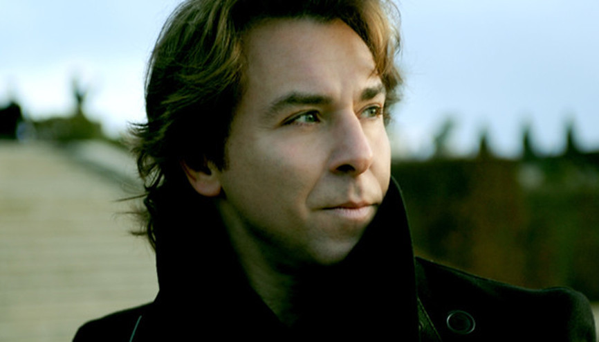 O genç şimdi Pavarottinin tahtında oturuyor