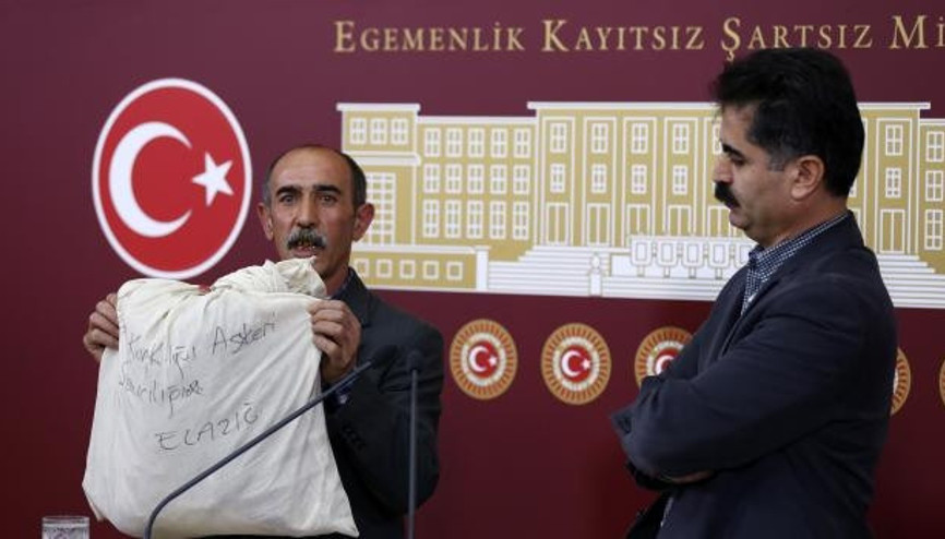 Şehit Uysal Doğanın babası oğlunun kıyafetleriyle basın toplantısı yaptı