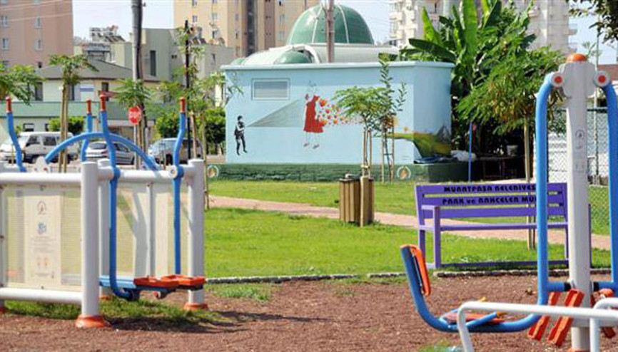 Parktaki Kırmızılı Kadın figürü tartışma yarattı