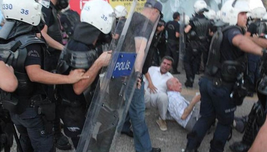 CHPli Yüksel polis tekmesini Meclise taşıdı CHPli Yüksel polis tekmesini Meclise taşıdı