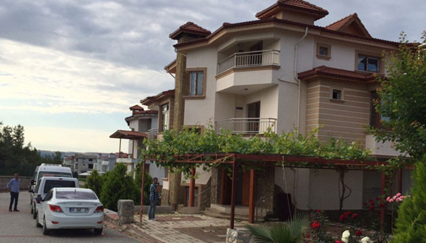 Eş değiştirmeli fuhuşun yapıldığı villanın içinden görüntüler