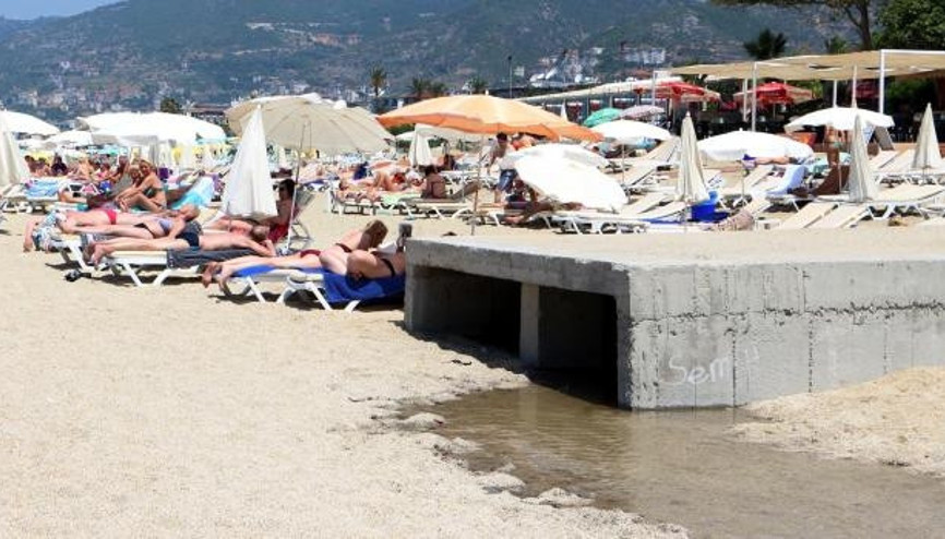 Alanyadaki Kleopatra Plajı kurtçuk kaynıyor
