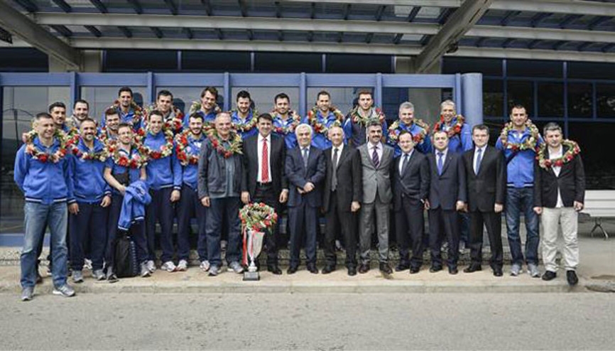 Şampiyonlar coşkuyla karşılandı