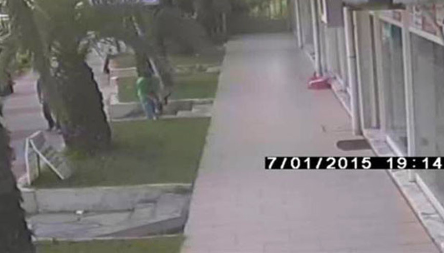 Oynadıkları kediyi dereye fırlattılar