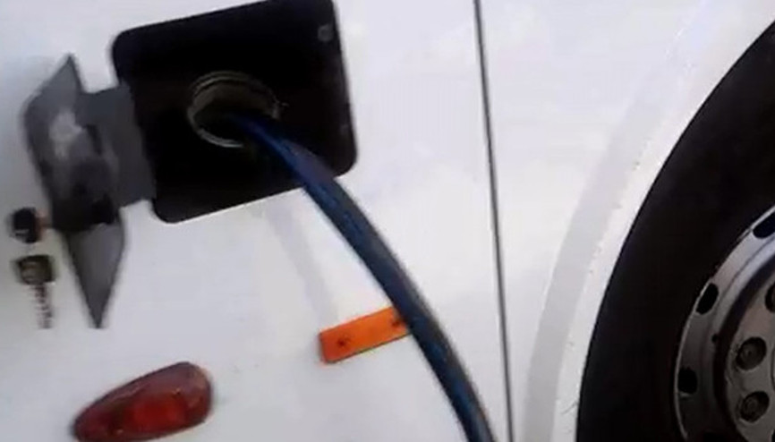 Herkesin gözü önünde depoya 10 numara yağ doldurdu