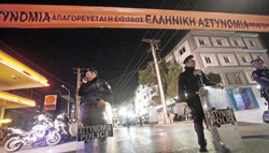 Yunanistan diken üstünde