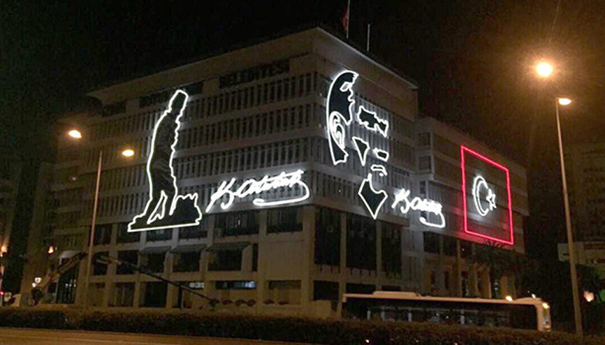 Belediye binasında ışıklı Atatürk silüeti