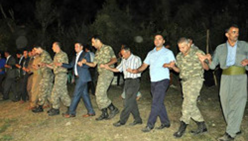 Komutanlar Kato Dağındaki düğünde halay çekti