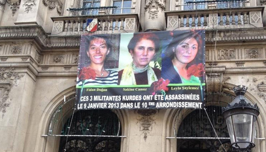 Pariste öldürülen PKKlıların resimleri belediye binasına asıldı