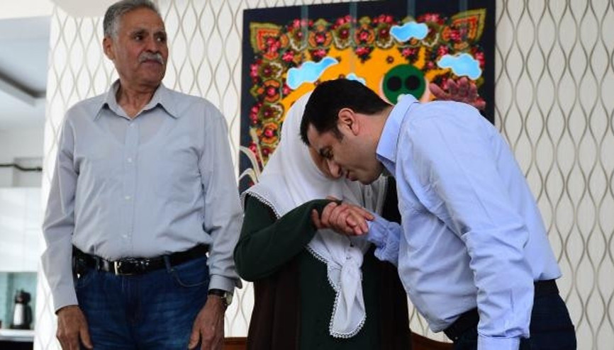 HDPli Selahattin Demirtaş, anne ve babasını ziyaret etti