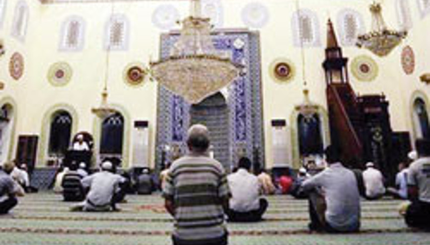 Tarihi namazda imam krizi