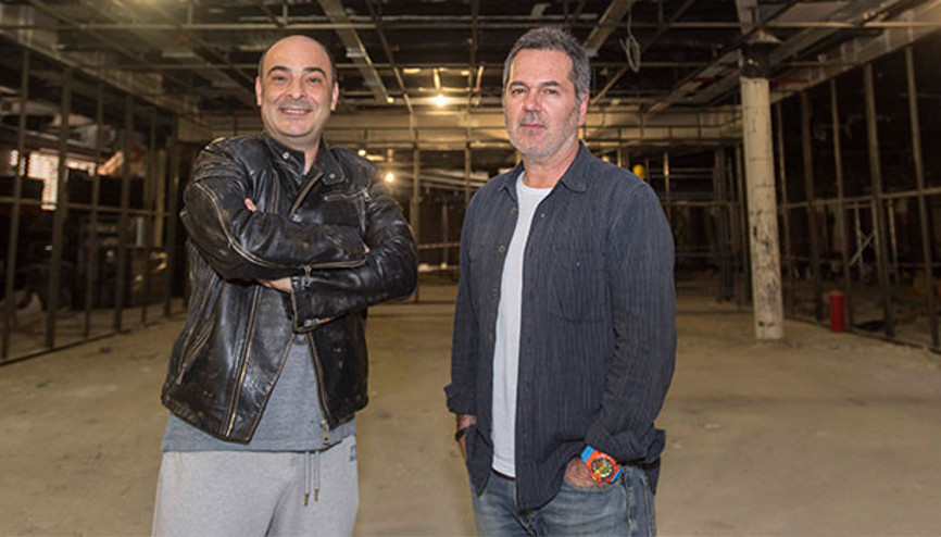 Bir tiyatro düşününşehir sahnenin içinde