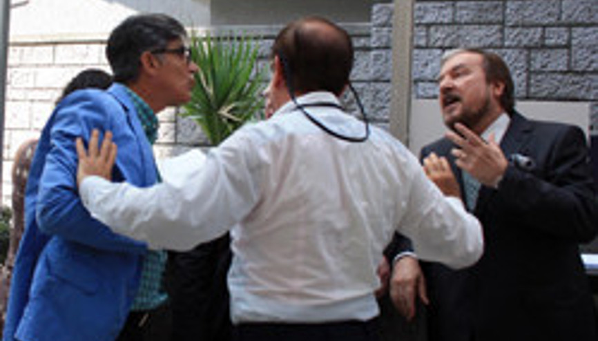 Mahkeme kararıyla döndü, yaka paça dışarı atıldı