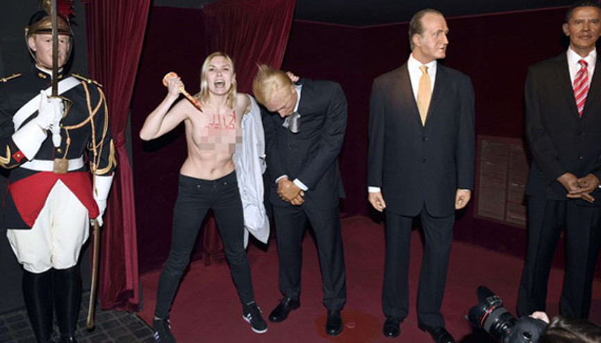 FEMEN Putinin heykelini devirdi