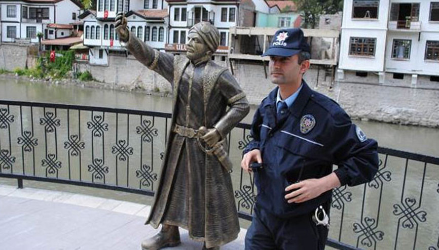 Amasyadaki selfie çeken şehzade heykeli polis korumasına alındı