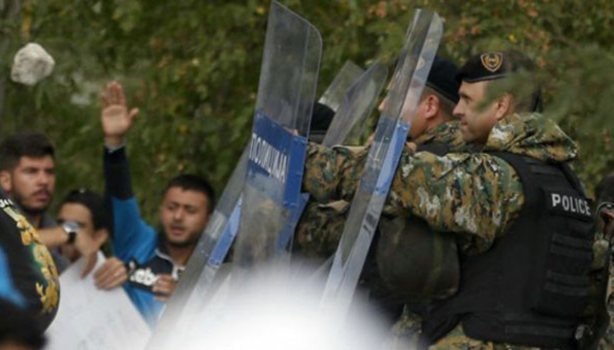 Makedonya polisinden kaçak göçmenlere göz yaşartıcı gaz