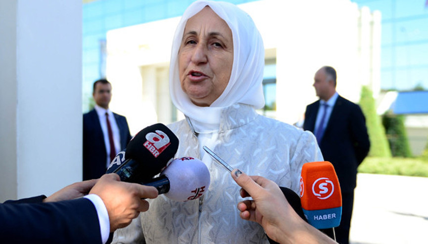 Melek İpek: İki kardeş kavga ediyor gibi geliyor bana Melek İpek: İki kardeş kavga ediyor gibi geliyor bana
