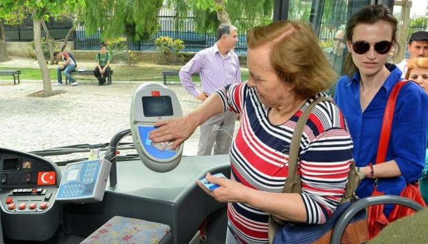 İzmirde ulaşım sıkıntısı devam ediyor