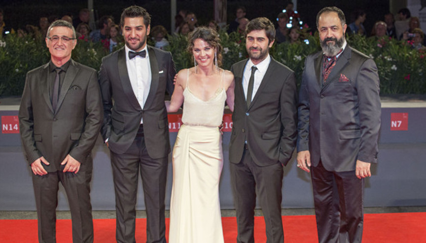 Venedik Film Festivalinde Altın Ayı için yarışan Abluka filminin yönetmeni Emin Alper: Ablukada anlattığımız dünyanın içindeyiz