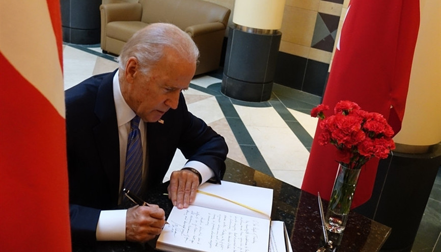 Biden Türkiye Büyükelçiliğine uğradı, taziye defterini imzaladı