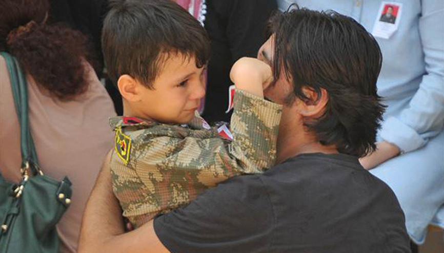 Şehit uzman çavuş Ferdi Gerekli’nin oğlu cenaze törenine subay kıyafetiyle geldi Şehit uzman çavuş Ferdi Gerekli’nin oğlu cenaze törenine subay kıyafetiyle geldi