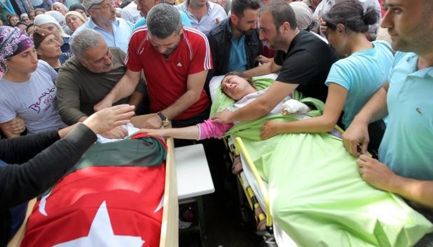 Yaralı kız, annesinin tabutuna sedyeden dokundu