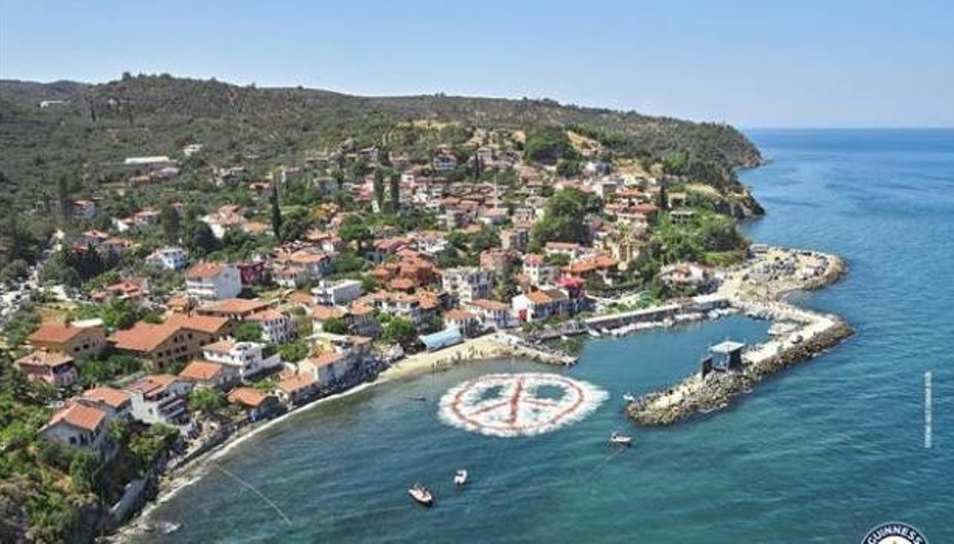 Bursa, 460 kişiyle denizde ‘Sonsuza Dek Barış’ı çizdi Guinnese girdi