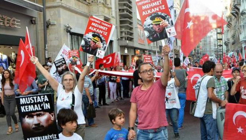 İstiklal Caddesinde Yarbay Mehmet Alkan için yürüdüler