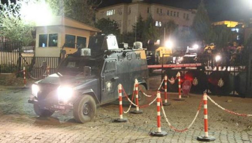 Canlı kalkanlar gözaltına alındı