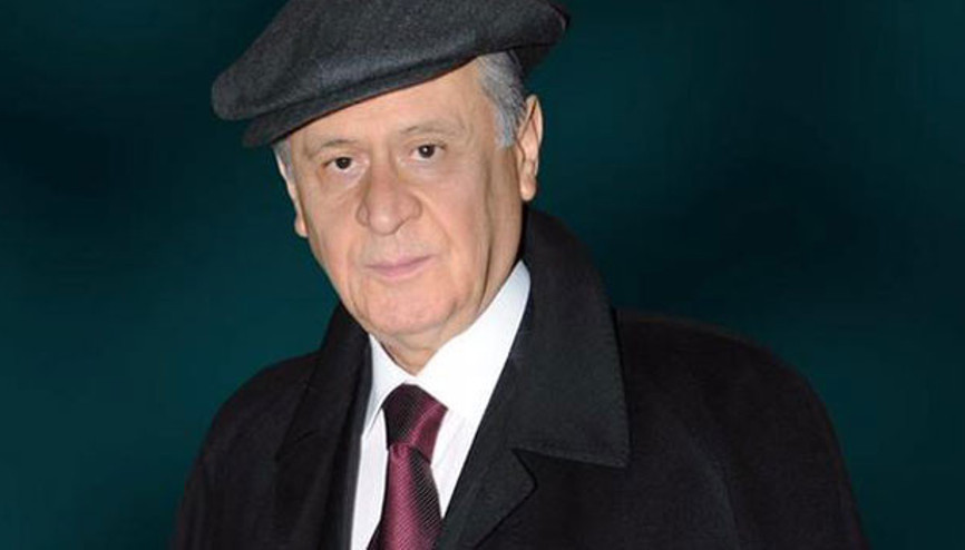 Bahçeliden kasketli, tespihli poz