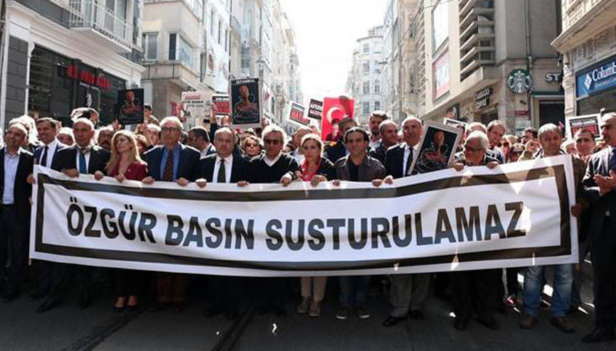 Gazeteciler baskı ve saldırılara karşı yürüdü