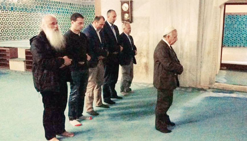 Başpiskopos abdest aldı namaz kıldı
