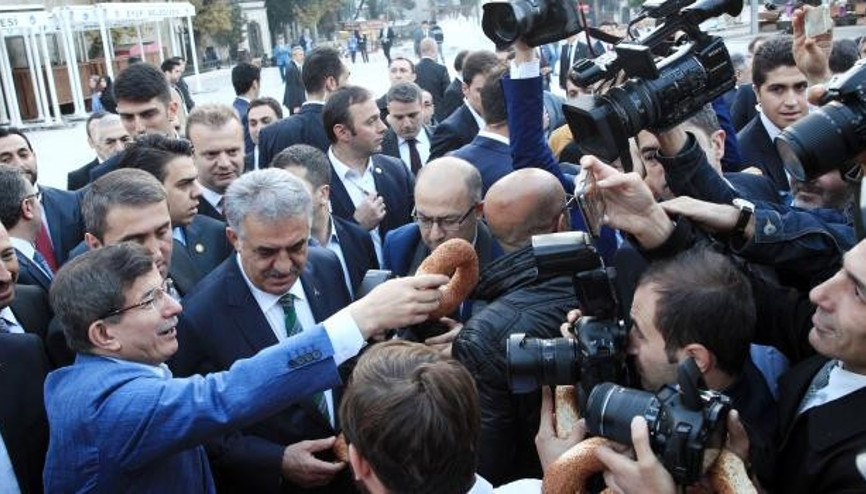 Başbakan Davutoğlu Eyüp Sultanda sabah namazı kıldı