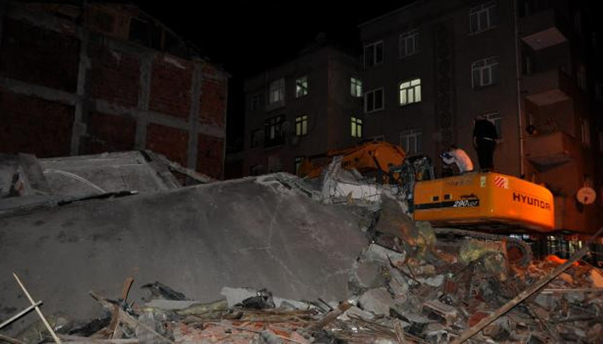 5 katlı bina yıkım çalışması sırasında çöktü