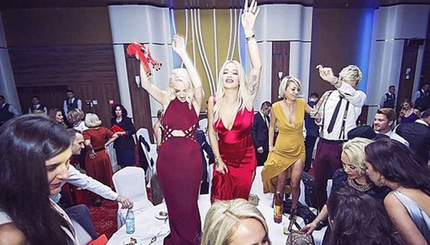 Rita Ora kuzeninin düğününde coştu