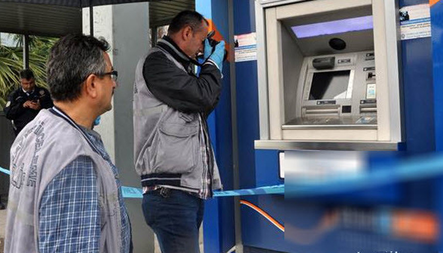 Cep telefonu bataryası ve kamerayla ATM dolandırıcılığı Cep telefonu bataryası ve kamerayla ATM dolandırıcılığı
